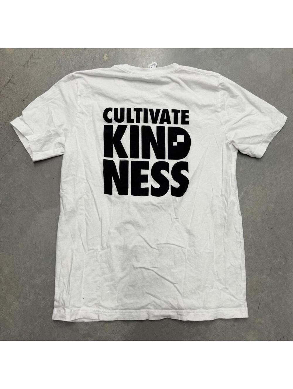 2000s 'Cultivate Kindnees' White Plain Flower Tee Sized Men's Large